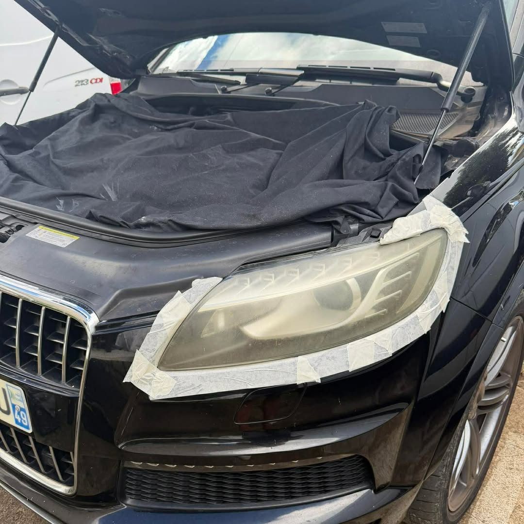 Phare d'Audi Q7 jauni et opaque, protégé par du ruban avant rénovation