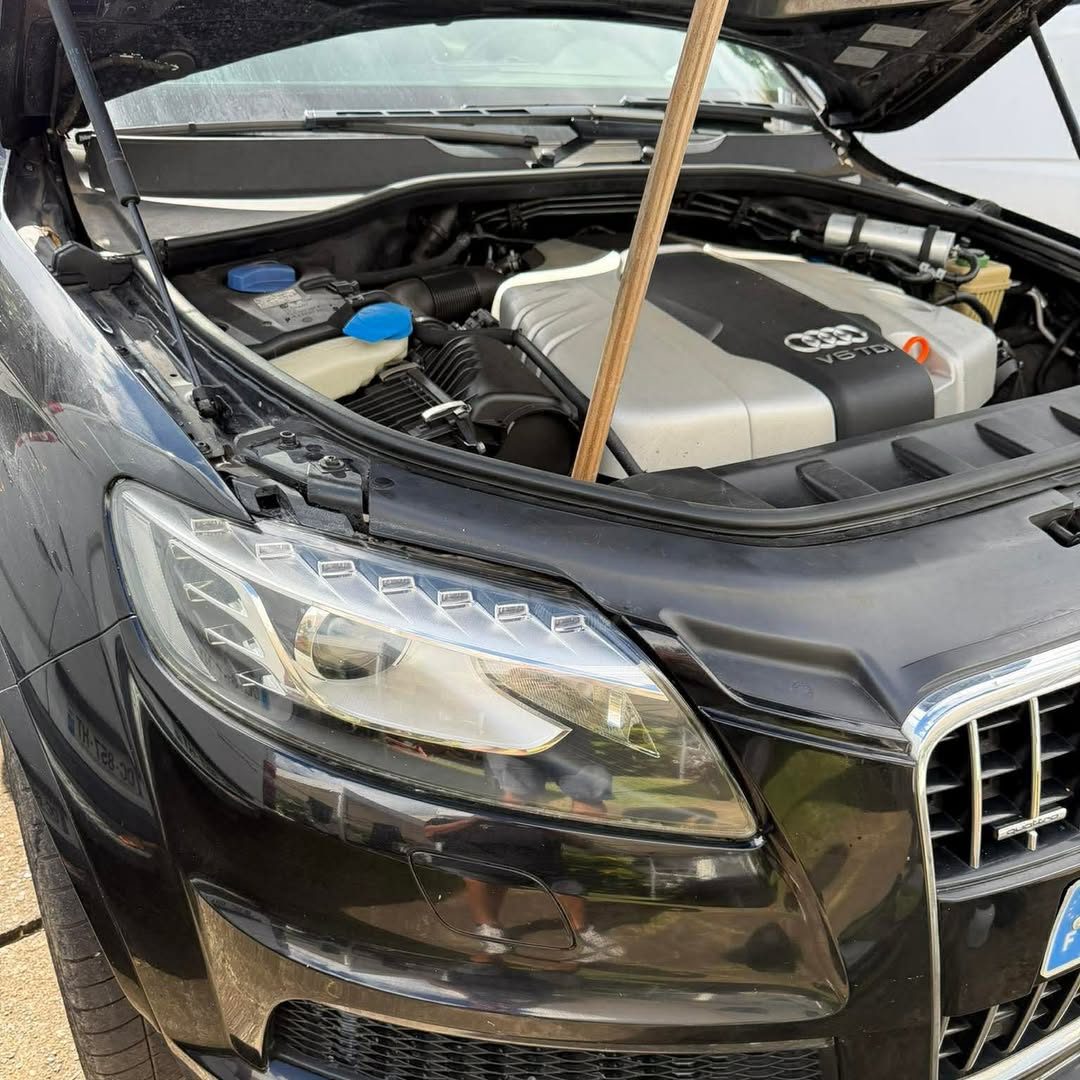 Phare d'Audi Q7 rénové, capot ouvert