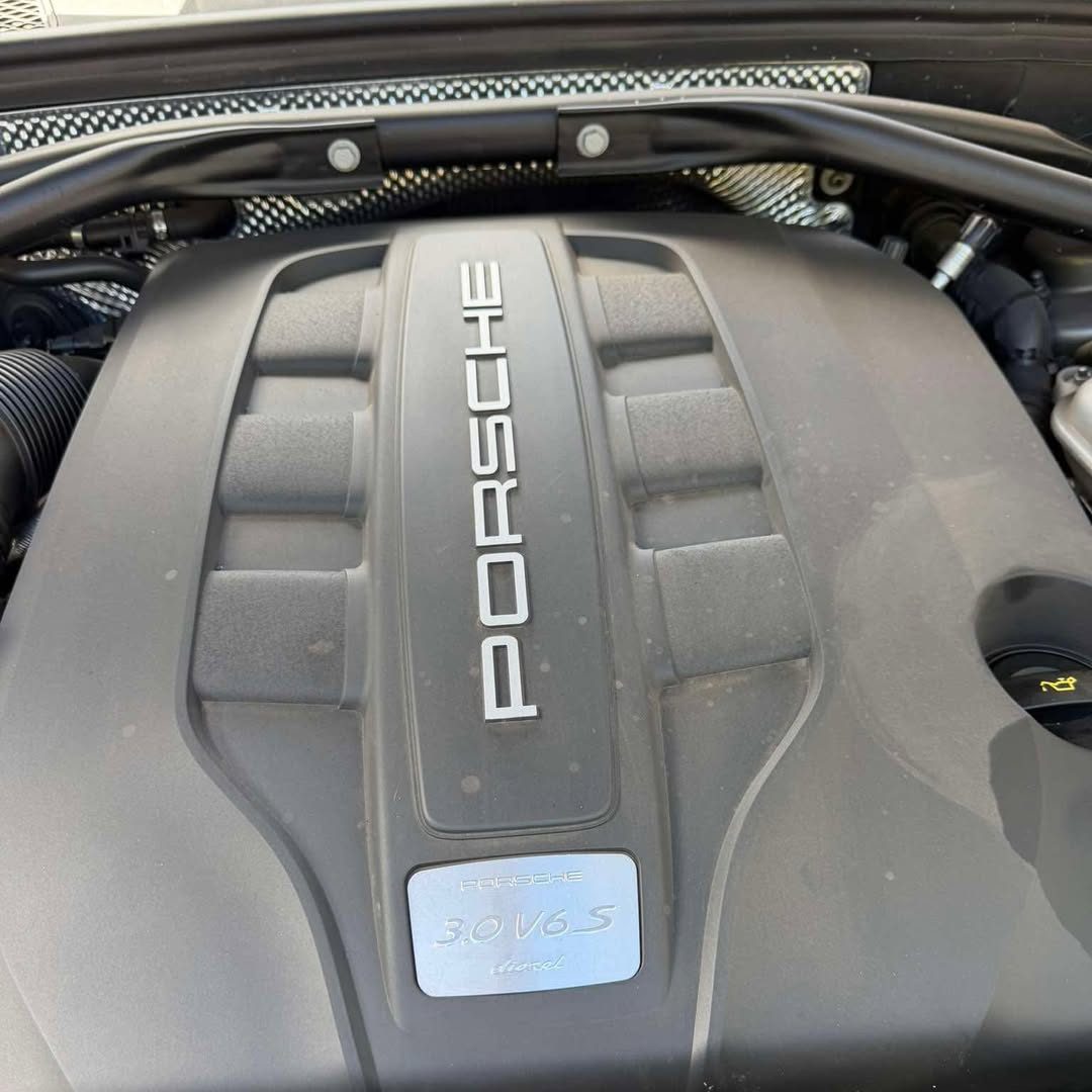 Moteur de Porsche Macan pendant l'intervention à domicile